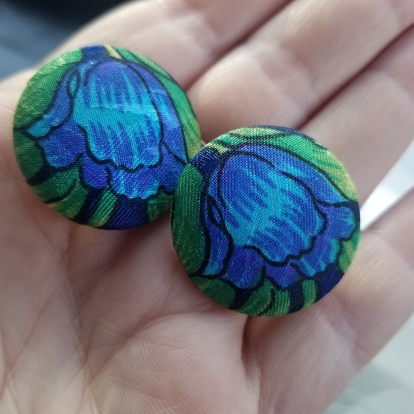 Vintage blue flowers clip on fabric covered - Picture 4 of 13